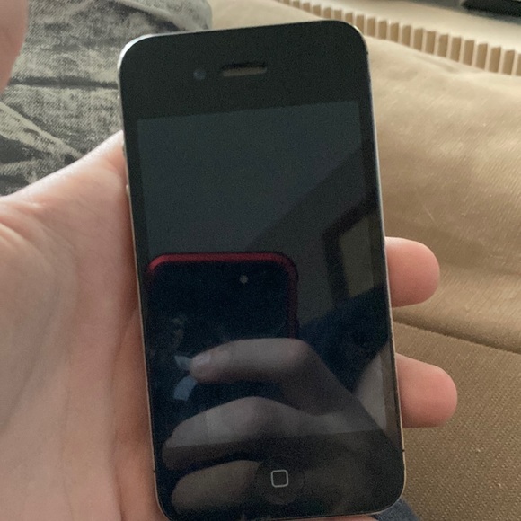 iPhone 4 works got a charger for it didn’t need it - Picture 1 of 4